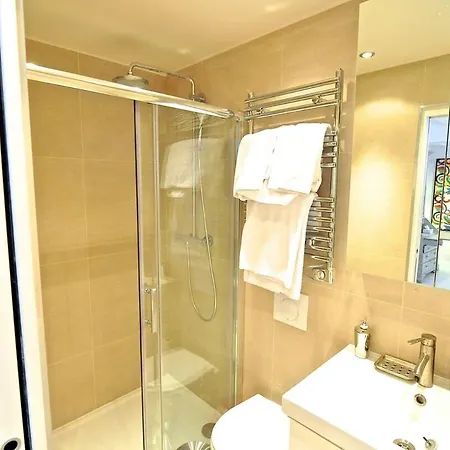 Notre Dame In Full Colors Apartment