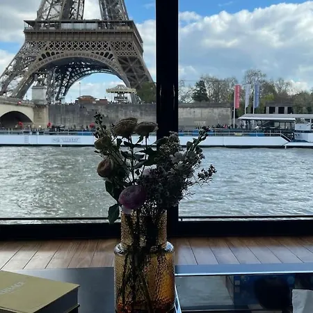 Apartment Mind-blowing Eiffel Tower Houseboat *