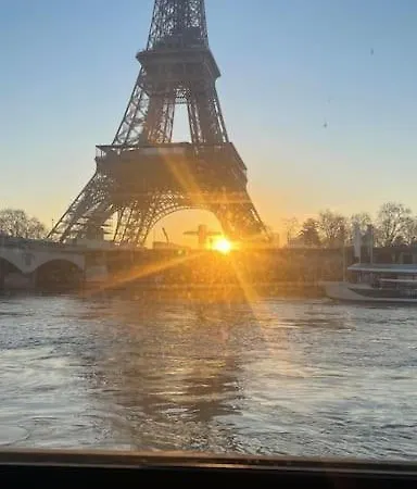 Apartment Mind-blowing Eiffel Tower Houseboat Paris