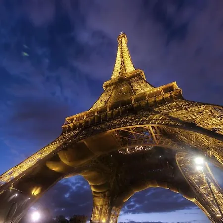 Mind-blowing Eiffel Tower Houseboat * Paris