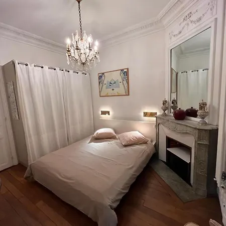Grande Privee Sur Jardin Arbore París