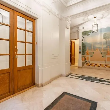 Studio Luxe Montaigne Apartment *