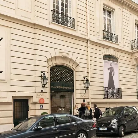 Studio Luxe Montaigne Paris