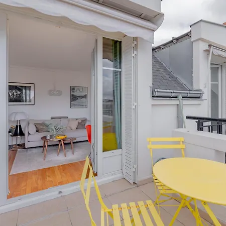 1-bedroom Gem Eiffel Tower View, Terrace, And Ac Apartment