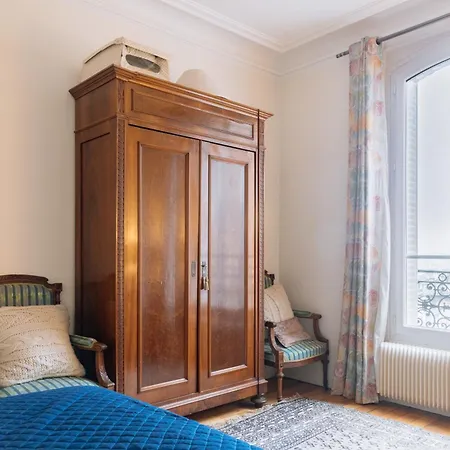 Stylishly Decorated 2bd Montmatre!