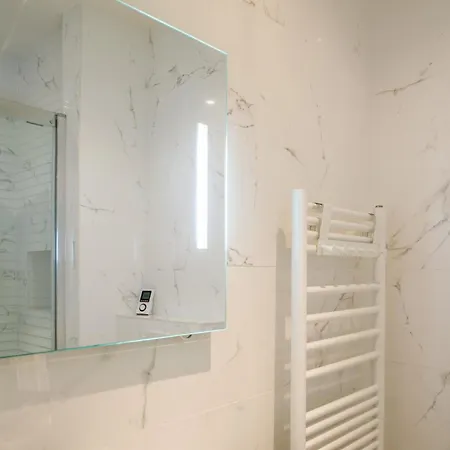 Stylishly Decorated 2bd Montmatre! *