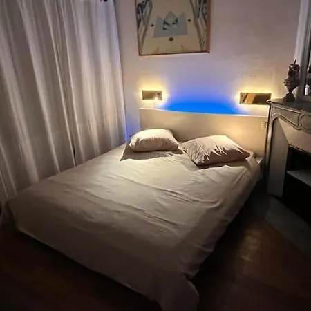 Habitación en casa particular Grande Privee Sur Jardin Arbore *