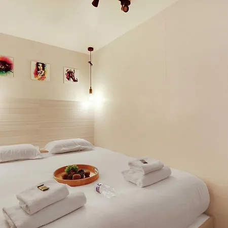 Intimate With Air Conditioner & Jacuzzi 2br 6p Montmartre 巴黎