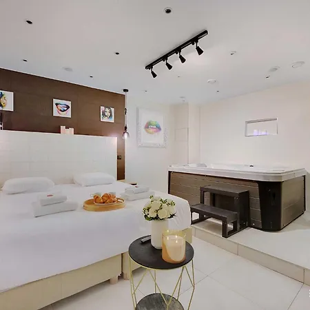 公寓 Intimate With Air Conditioner & Jacuzzi 2br 6p Montmartre 巴黎