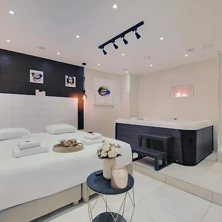 Intimate With Air Conditioner & Jacuzzi 2br 6p Montmartre 巴黎