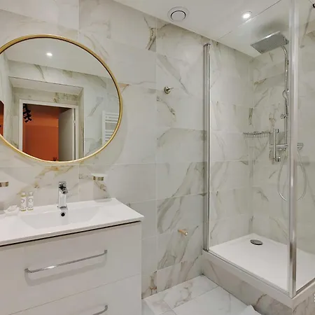 Intimate With Air Conditioner & Jacuzzi 2br 6p Montmartre 公寓 *