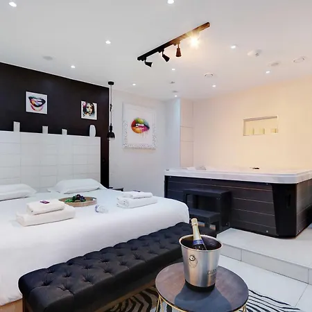Intimate With Air Conditioner & Jacuzzi 2br 6p Montmartre 公寓