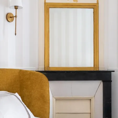Charming Parisian Flat Near Eiffel Tower شقة