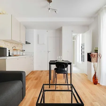Charming In Le Marais Apartment