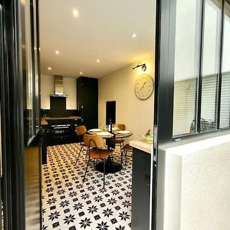 Montmartre En Rez-de-jardin Appartement *