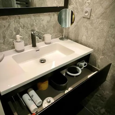 Appartement Montmartre En Rez-de-jardin