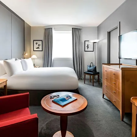 Hotel Pullman Paris La Defense 5*