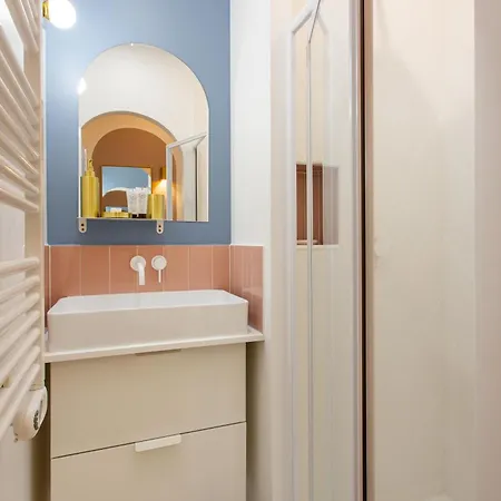 Beautiful - 4br 10p - 9th Arrondissement Of Apartment