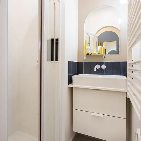 Beautiful - 4br 10p - 9th Arrondissement Of Apartment *
