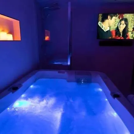 Intimate With Air Conditioner & Jacuzzi 2br 6p Montmartre 公寓 巴黎