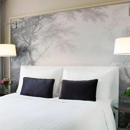 Renaissance Nobel Tour Eiffel 4*