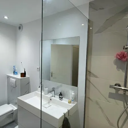 Appartement T2 With Balcony Near Bercy Parijs