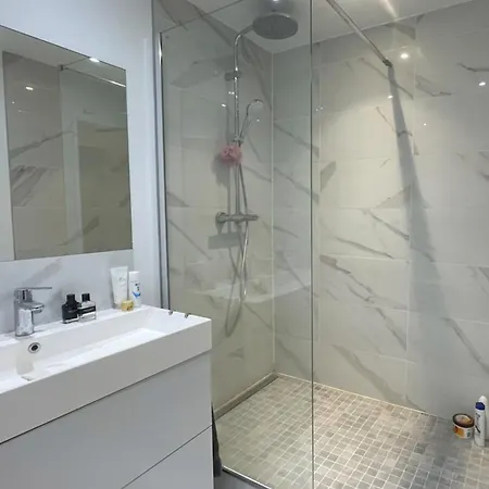 Appartement T2 With Balcony Near Bercy Parijs