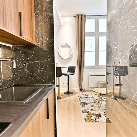 Apartment Chic In Paris- Iii