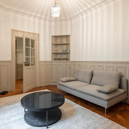 Elegant Et Spacieux Dans Le 8eme Апартаменты Париж