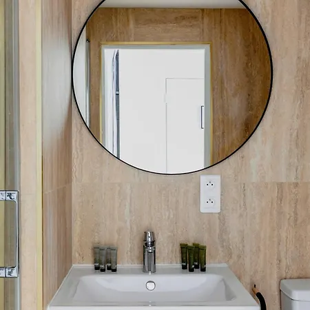 Unwind In Timeless Comfort 아파트