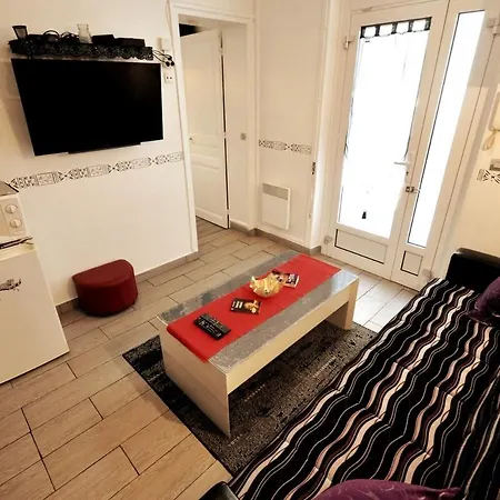 Warm And Comfortable In Montmartre Apartment