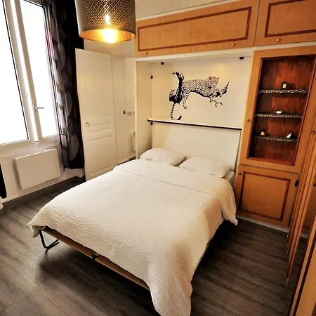 Warm And Comfortable In Montmartre Paris
