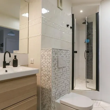 Family Of 102 M2 In The Heart Of The 19th Париж
