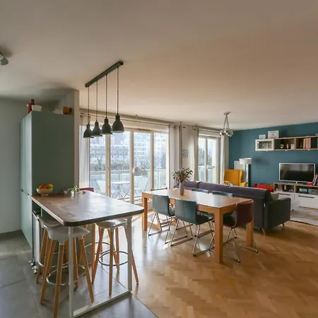 Family Of 102 M2 In The Heart Of The 19th