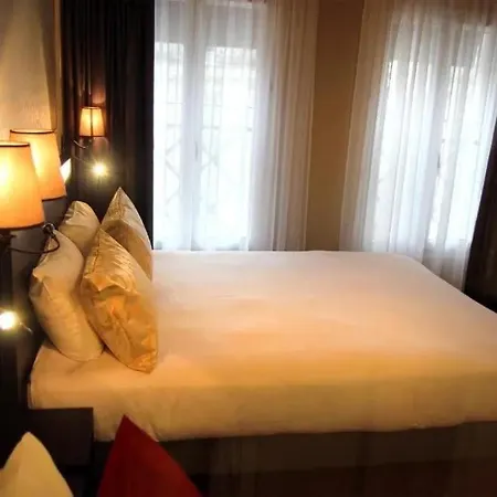 Le Montmartre Saint Pierre Hotel Paris