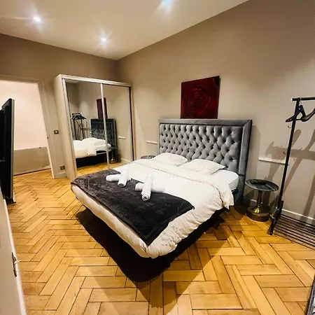Tour Eiffel Montaigne Апартаменты Париж
