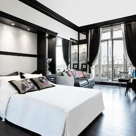 Balcony-champs Elysees Apartment