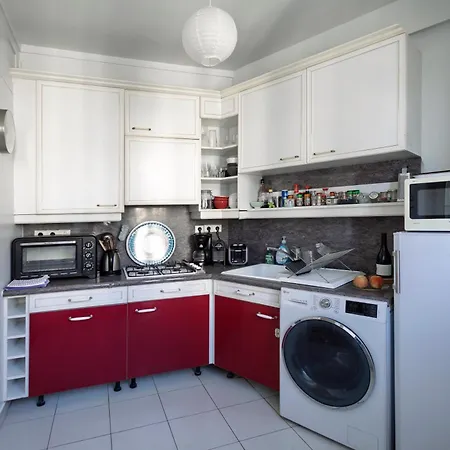 Lovely & Quiet A Montmartre Apartment