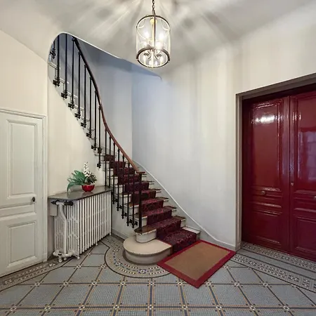 Lovely & Quiet A Montmartre Apartment