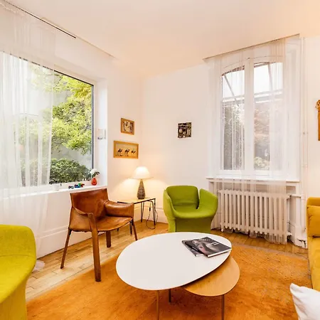 Vakantiehuis Beautiful Large House In A Wooded Garden *