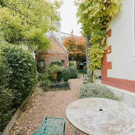 Vakantiehuis Beautiful Large House In A Wooded Garden