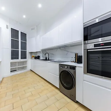 Апартаменты Exceptional Eiffel Tower Gem 4bed 8p In Trocadero