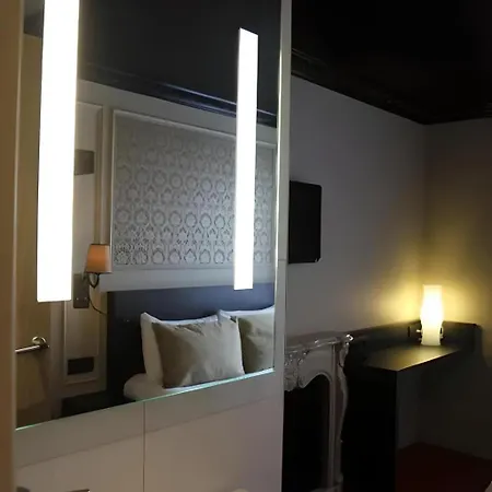 Le Montmartre Saint Pierre Hotel 3*