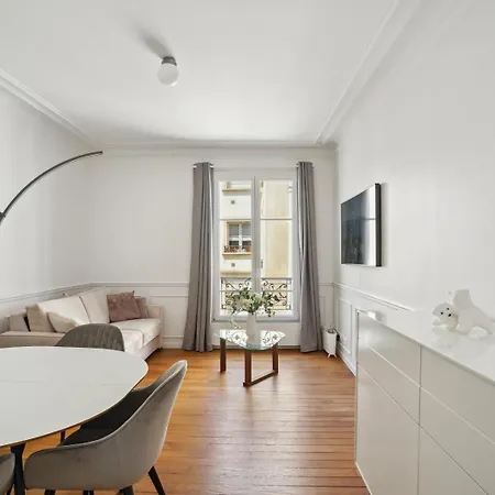 Le Xvie Chic - *