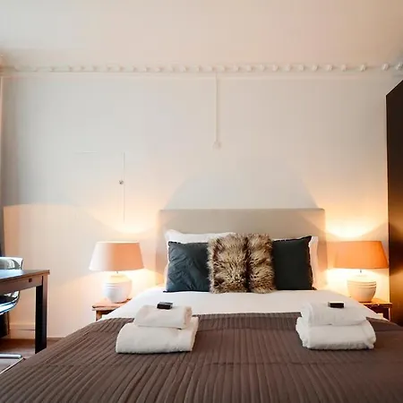 Short Group Temple Serviced * Paris