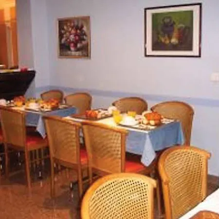 Hotel Des Deux Avenues 3*