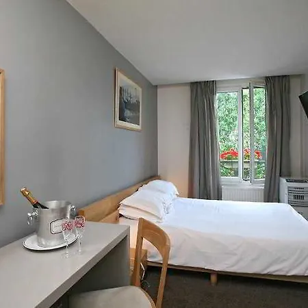 Du Parc Saint Charles 2* Paris