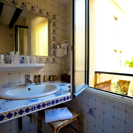 De La Tulipe Hotel 3*