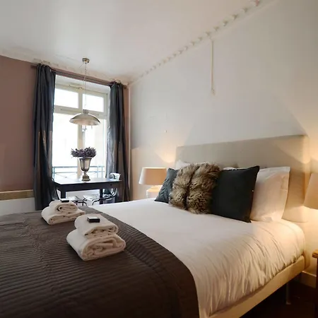 Short Group Temple Serviced * Paris