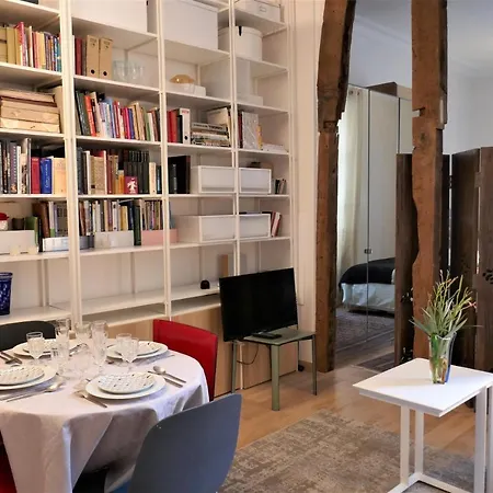 Appartement Near Louvre, Parijs